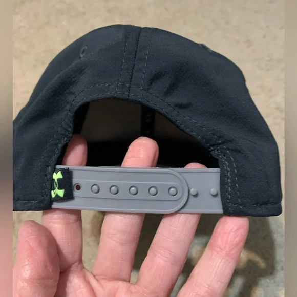 Under Armour Yourh Black/gray SnapBack hat - Picture 2 of 4